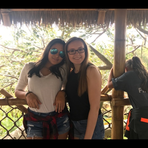 Meet your Posher, Briana - Picture 2 of 3